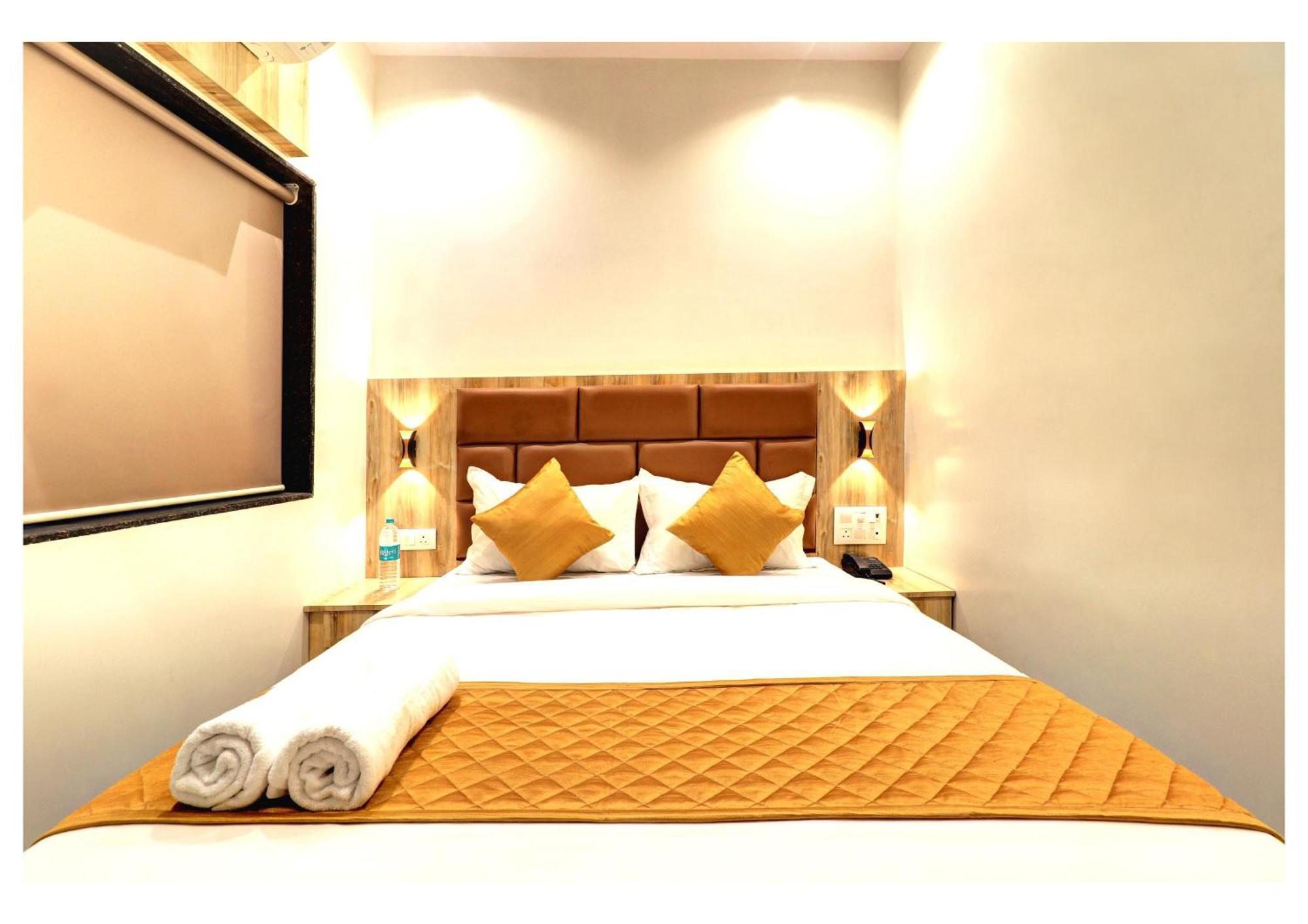 Hotel Enigma Inn Мумбаи Экстерьер фото