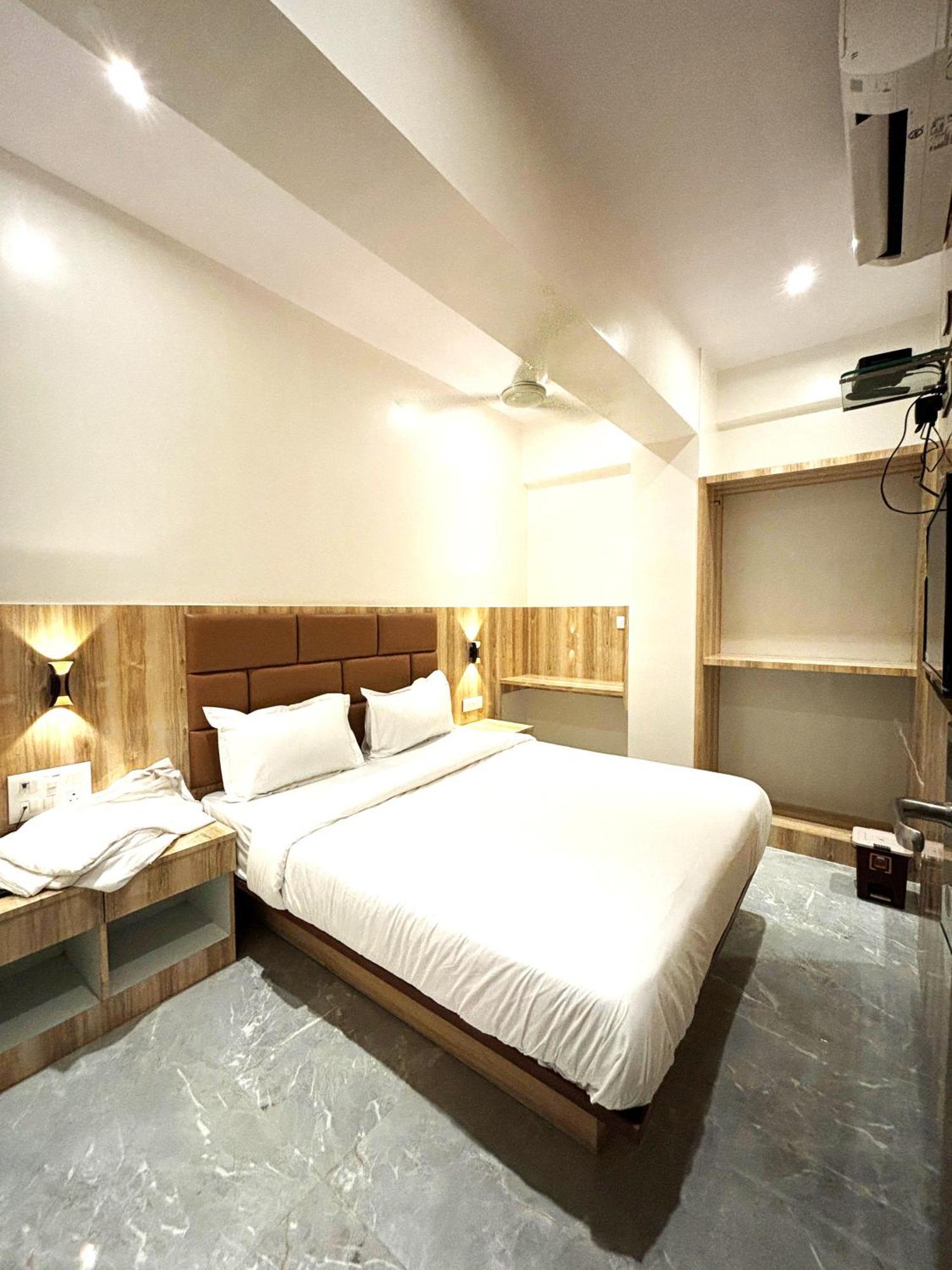 Hotel Enigma Inn Мумбаи Экстерьер фото