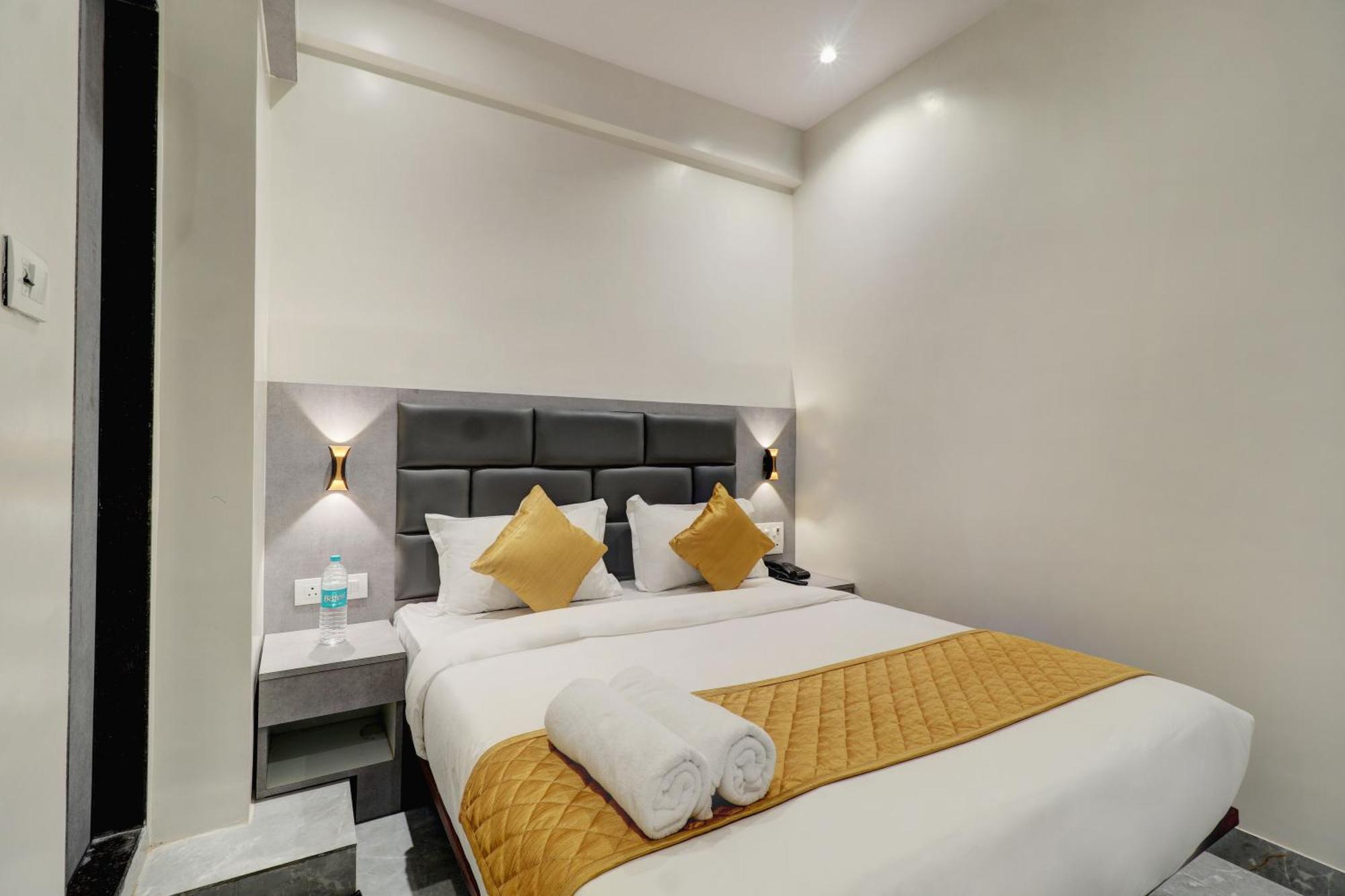 Hotel Enigma Inn Мумбаи Экстерьер фото