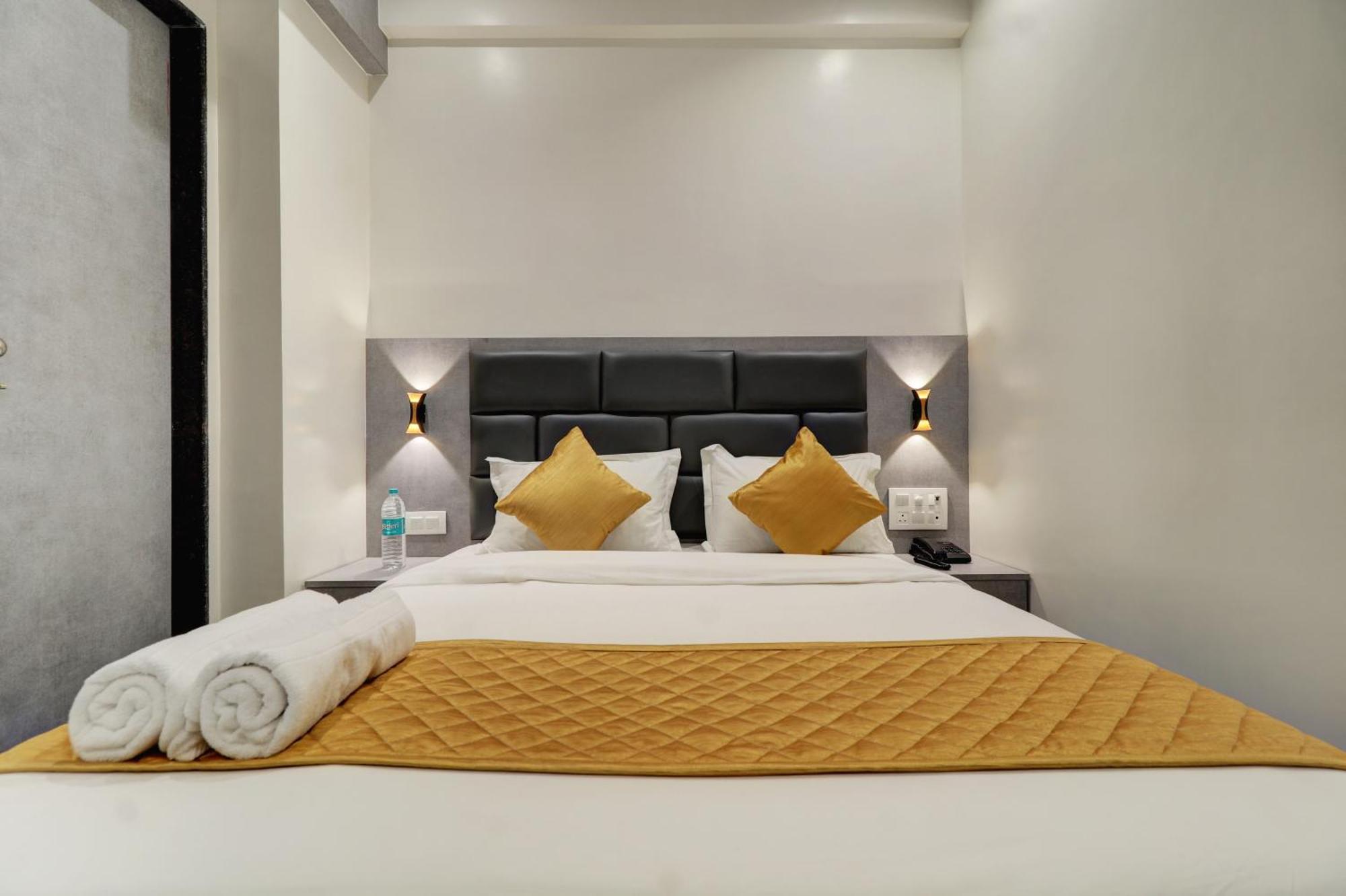 Hotel Enigma Inn Мумбаи Экстерьер фото