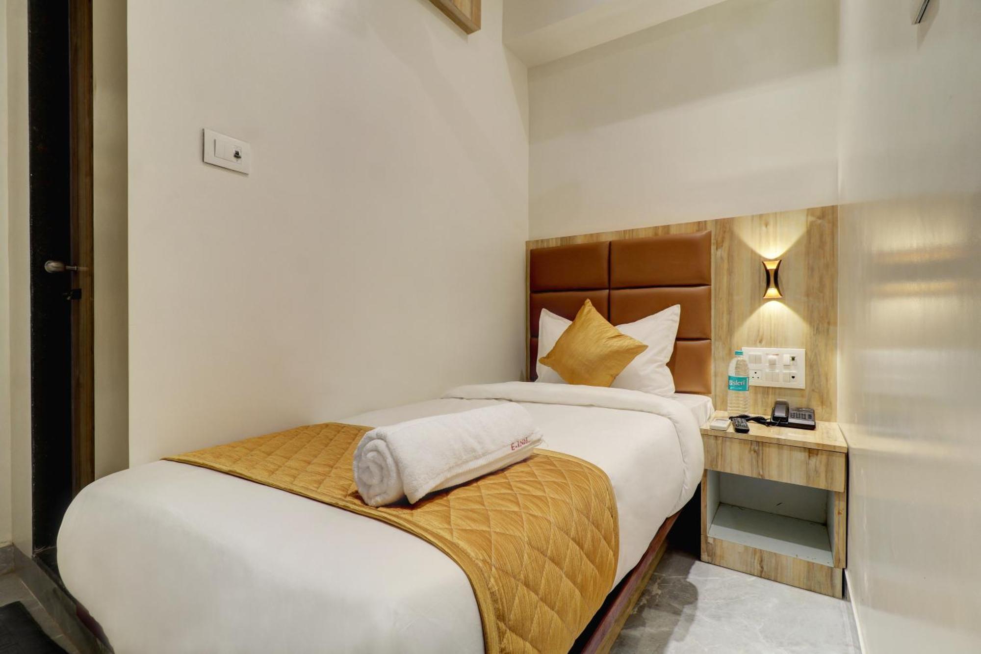 Hotel Enigma Inn Мумбаи Экстерьер фото