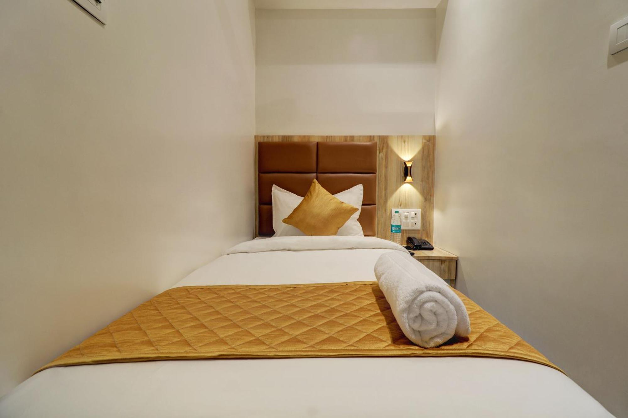 Hotel Enigma Inn Мумбаи Экстерьер фото