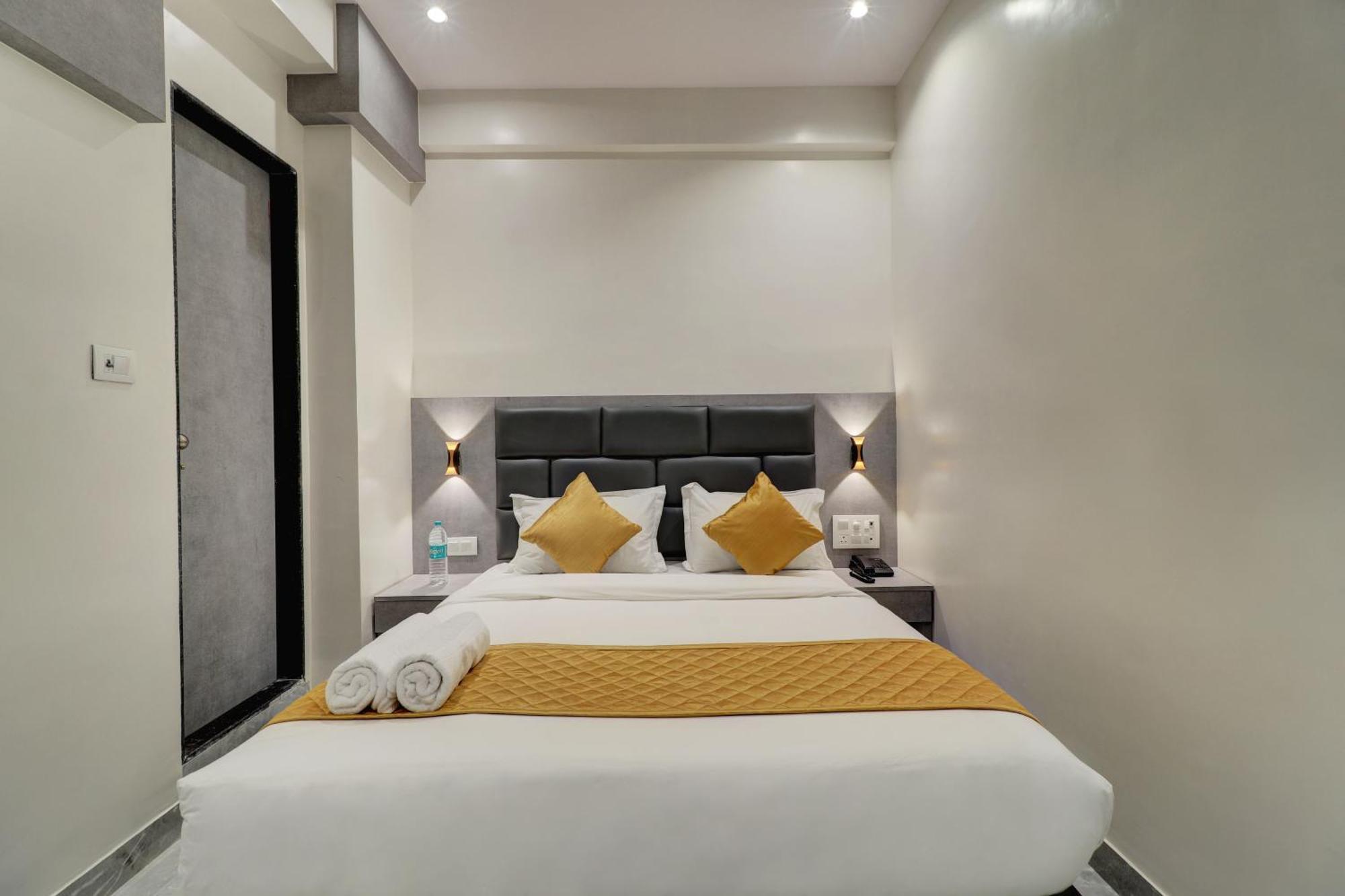 Hotel Enigma Inn Мумбаи Экстерьер фото